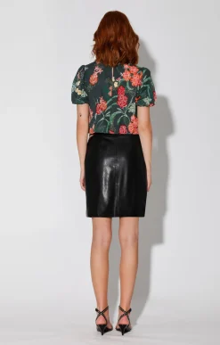 Tops><noscript><img width=